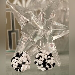 Black and White Beaded Earrings ♠️ VINTAGE CLIP